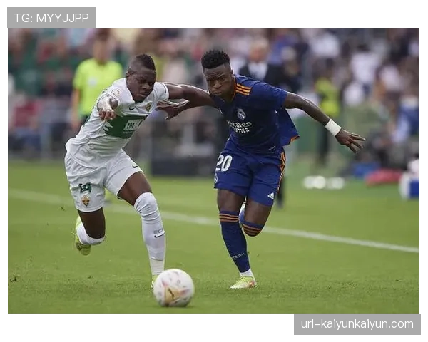 特写：进球后，维尼修斯指向看台，将进球献给刚刚出生的儿子