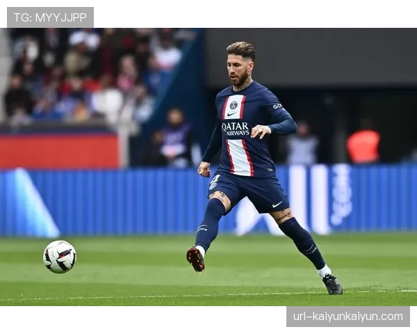 特写：洛里昂老将勒费埃打入俱乐部生涯百球后落泪